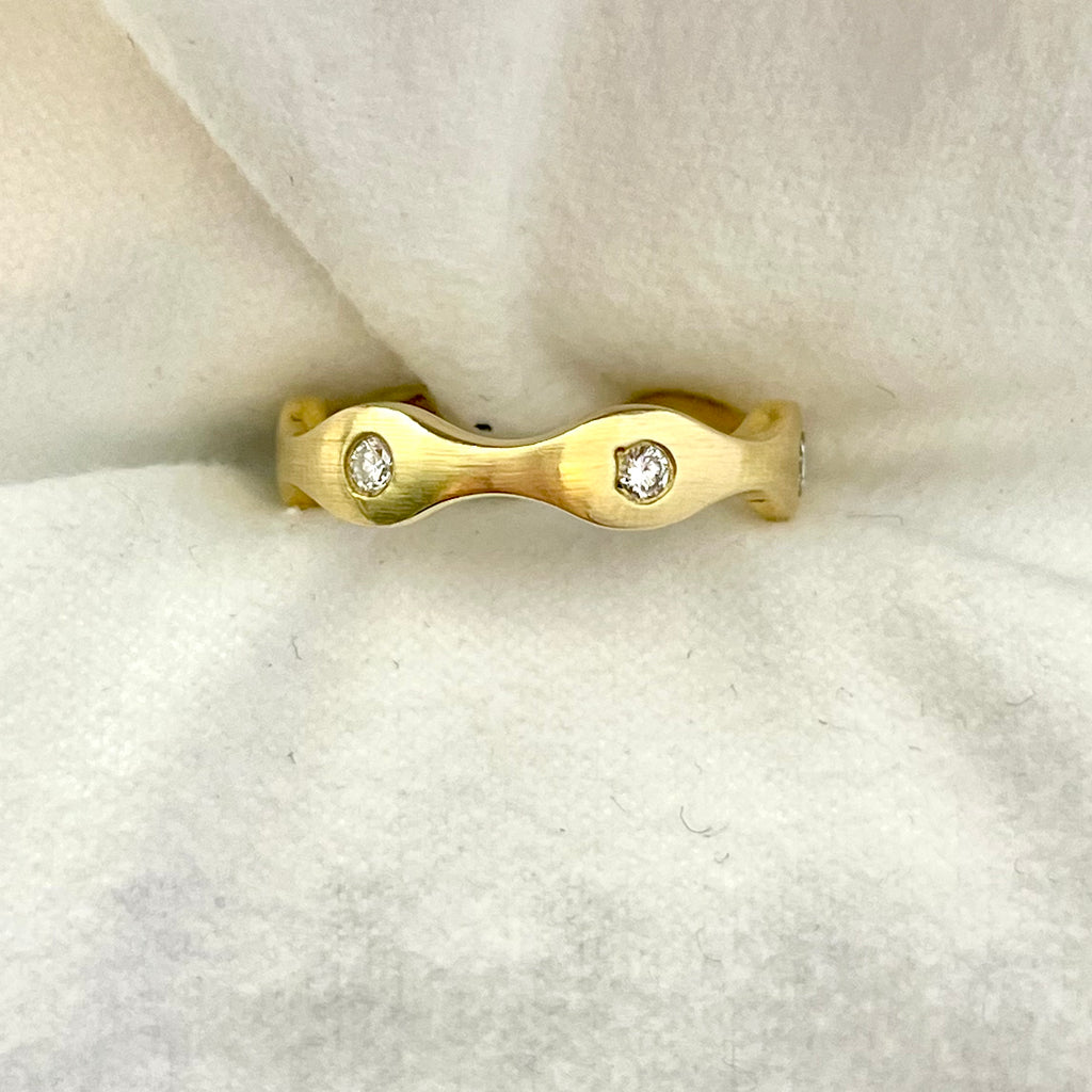 Gold & Diamond Scalloped Edge Ring